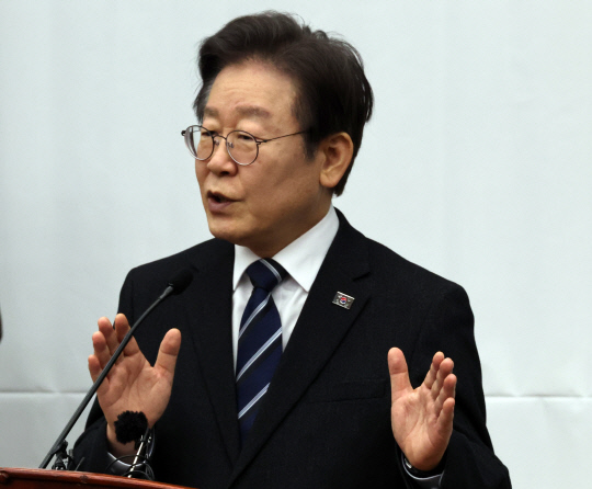 이재명 더불어민주당 대표가 6일 국회에서 열린 의원총회에서 발언하고 있다. 연합뉴스.